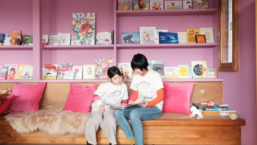 絵本を読む人