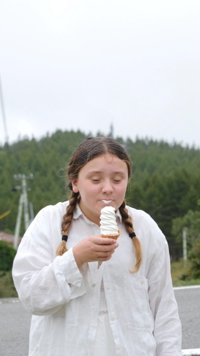 ソフトクリームを食べる女の子