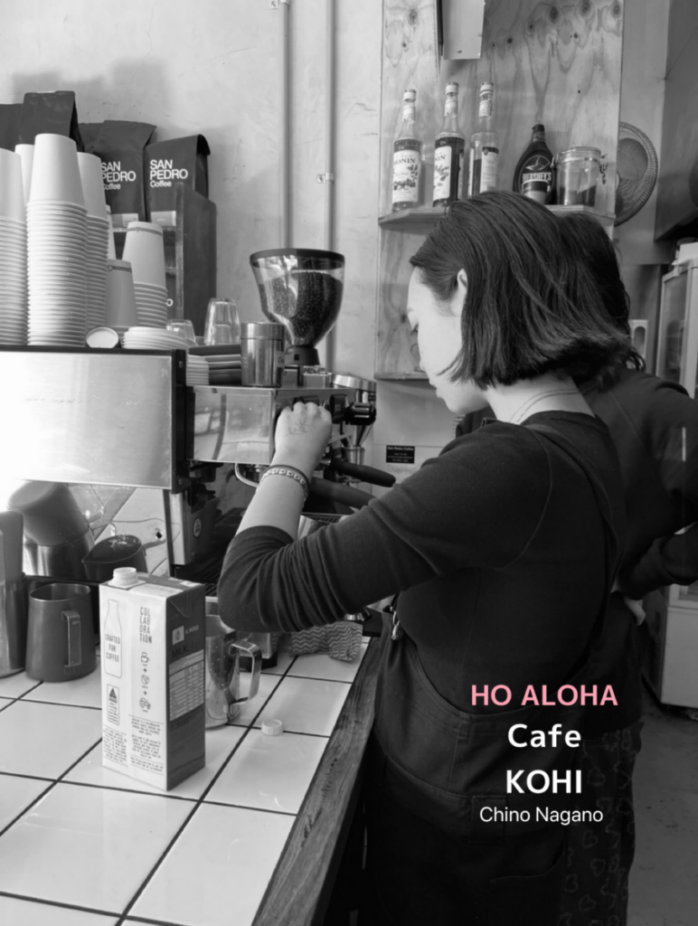 コーヒーを淹れる女性