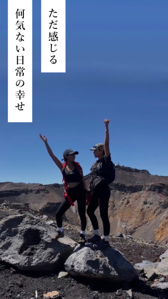 登山する女性2人